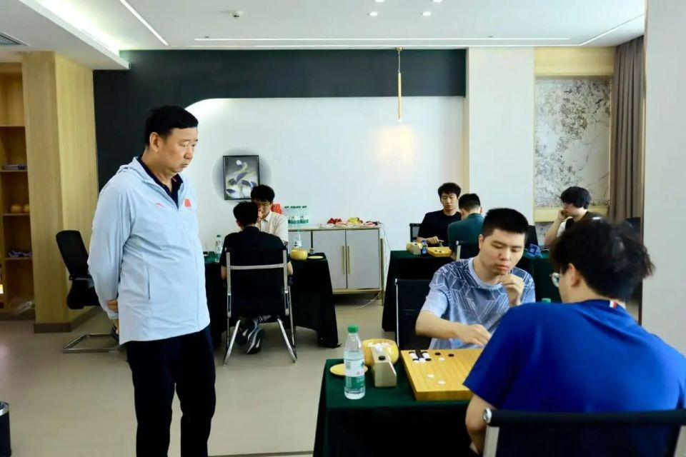 然持平, 久即在左下